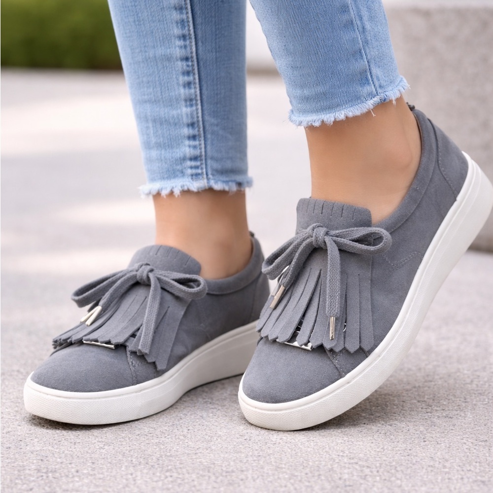 Michael Kors Keaton Kiltie Sneakers Suede Blue Fringe
Lace Up Size 8.5